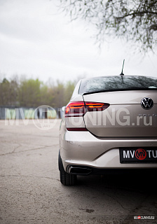 BLACKOUT EDITION. Лип спойлер крашенный Черный глянец для VW Polo Liftback 2020 - 2023 + УСТАНОВОЧНЫЙ КОМПЛЕКТ